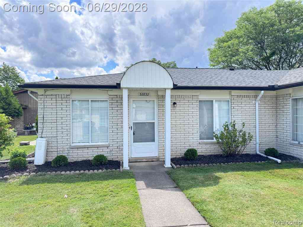 Condo For Sale - 32832 Meadowbrook Lane Lane  #18<br/> Macomb County, Warren, MI 48093