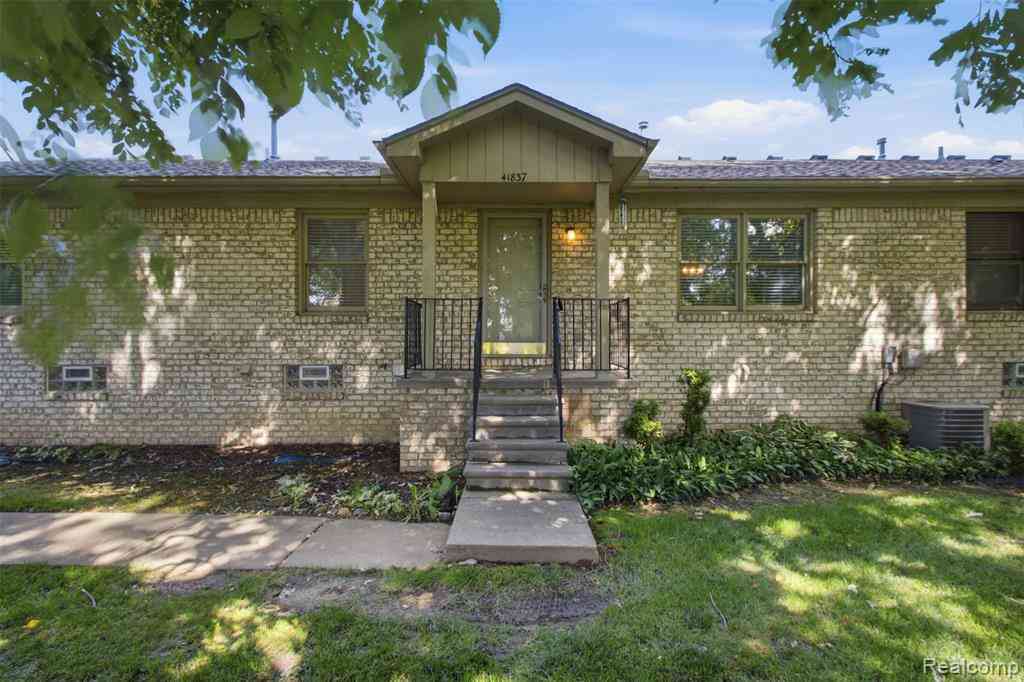 Condo For Sale - 41837 King Edward Court <br/> Clinton Township, MI 48038