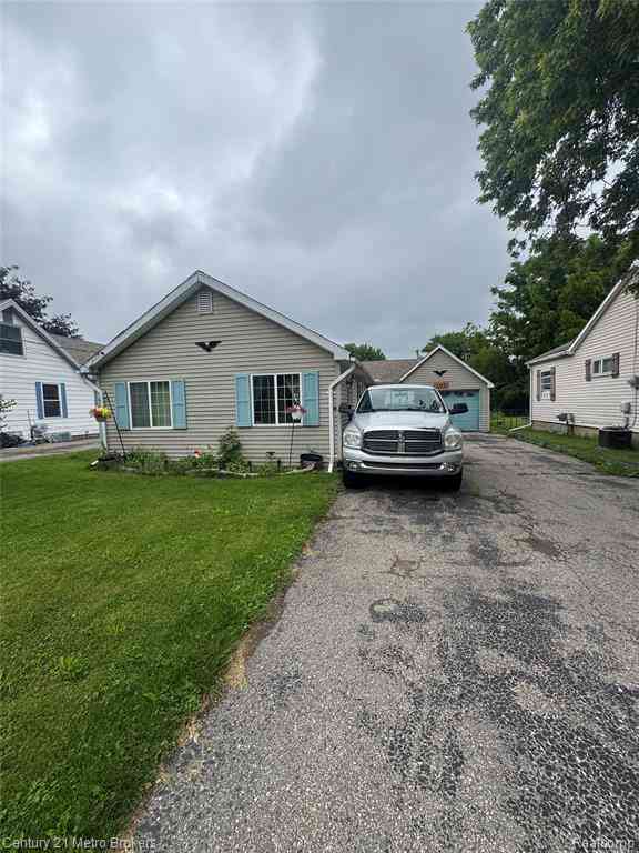 Homes For Sale - 1128 W Parkwood Avenue <br/> Flint, MI 48507