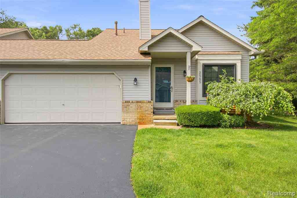 Condo For Sale - 2585 South Commerce Road <br/> Oakland County, Wolverine Lake, MI 48390