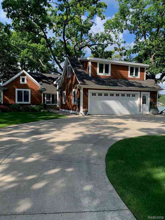 Homes For Rent - 3895 Dorothy -- Walk-out Apartment Lane <br/> Oakland County, Waterford, MI 48329