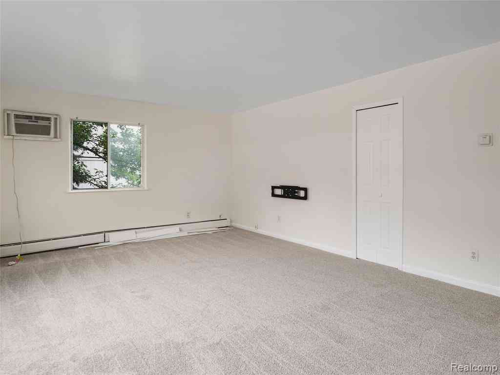 Condo For Sale - 38576 Meadowdale Street <br/> Macomb County, Clinton Township, MI 48036