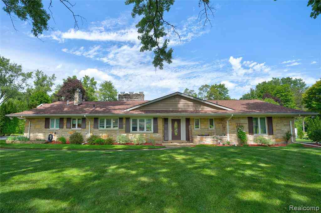 Homes For Sale - 1360 Kra Nur Drive <br/> Burton, MI 48509