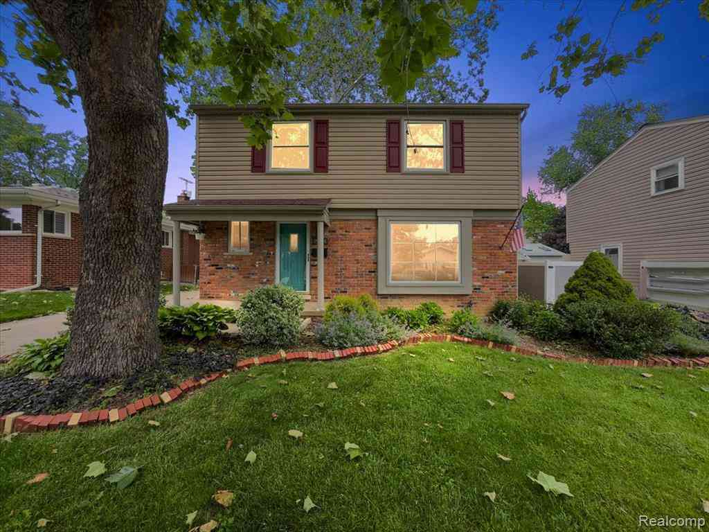 Homes For Sale - 754 W Baker Avenue <br/> Oakland County, Commerce Twp, MI 48017