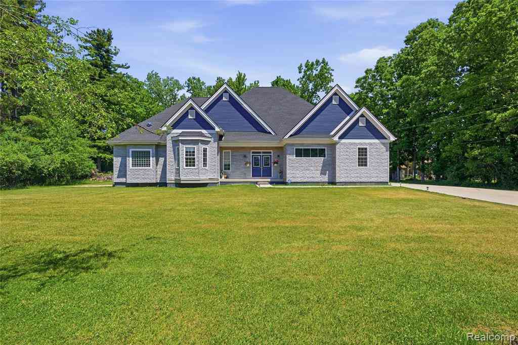Homes For Sale - 25212 Edgemont Drive <br/> Oakland County, Southfield, MI 48033