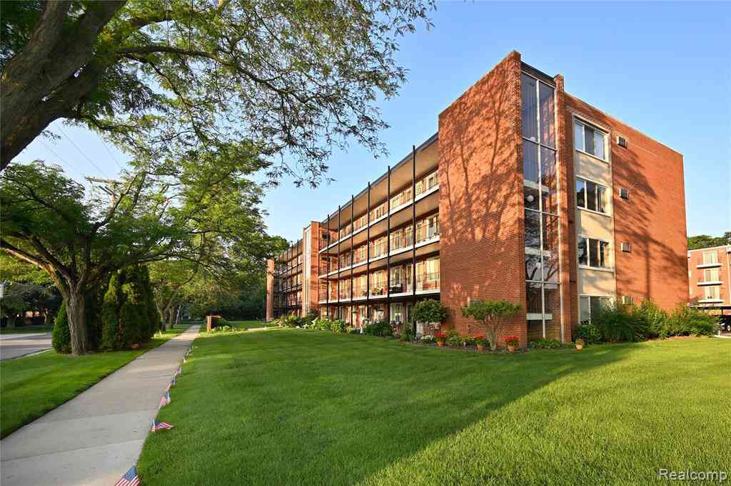 Condo For Sale - 2820 Woodslee Drive  #405<br/> Royal Oak, MI 48073