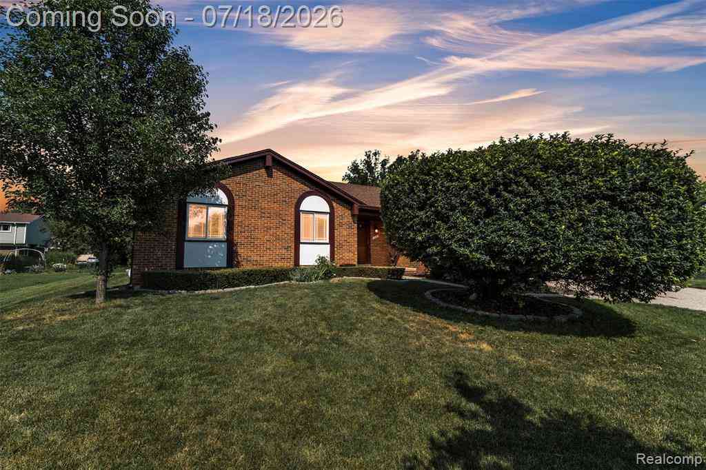 Homes For Sale - 33 Foxboro Drive <br/> Rochester, MI 48309
