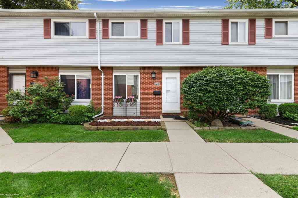 Condo For Sale - 27932 Eastwick Square Road <br/> Roseville, MI 48066