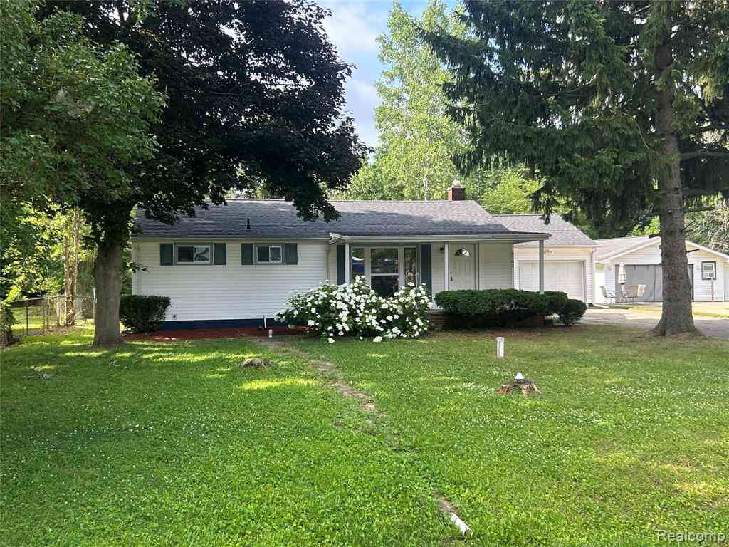 Homes For Sale - 6182 Surrey Lane <br/> Burton, MI 48519