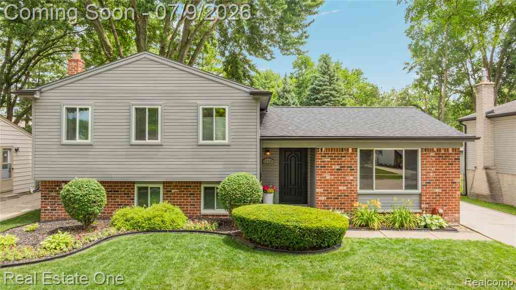Homes For Sale - 42118 Villanova Drive <br/> Macomb County, Sterling Heights, MI 48313
