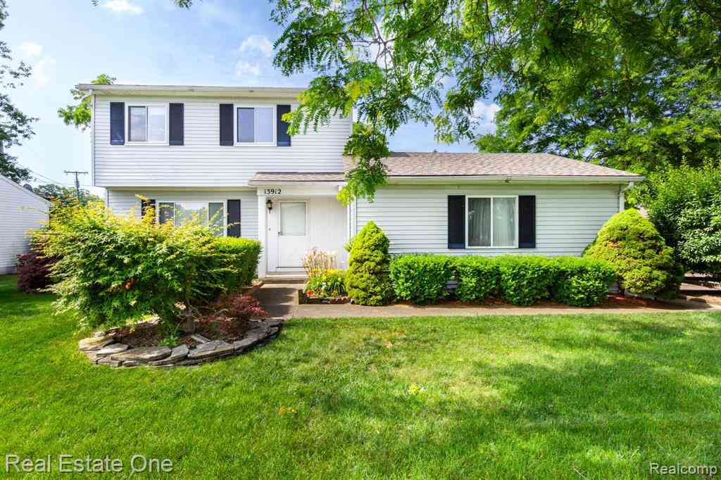 Homes For Sale - 13912 Clinton River Road <br/> Sterling Heights, MI 48313