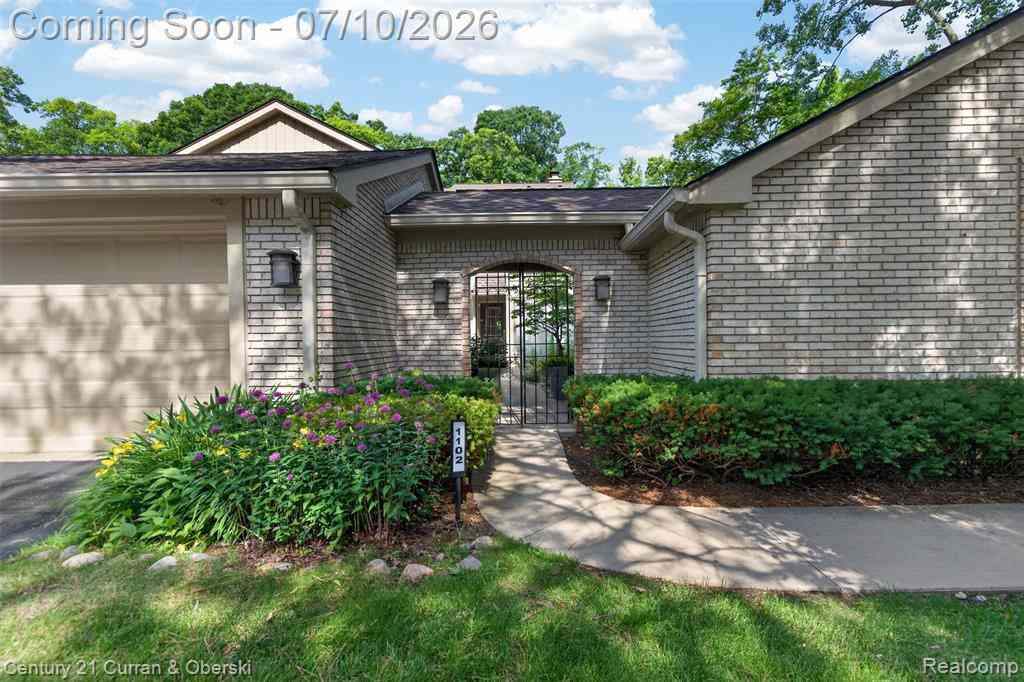 Condo For Sale - 1102 Hillpointe Circle <br/> Bloomfield Hills, MI 48304