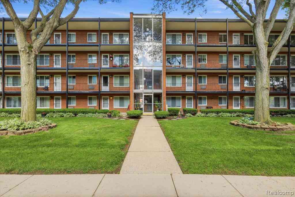 Condo For Sale - 2915 W 13 Mile Road  #308<br/> Royal Oak, MI 48073