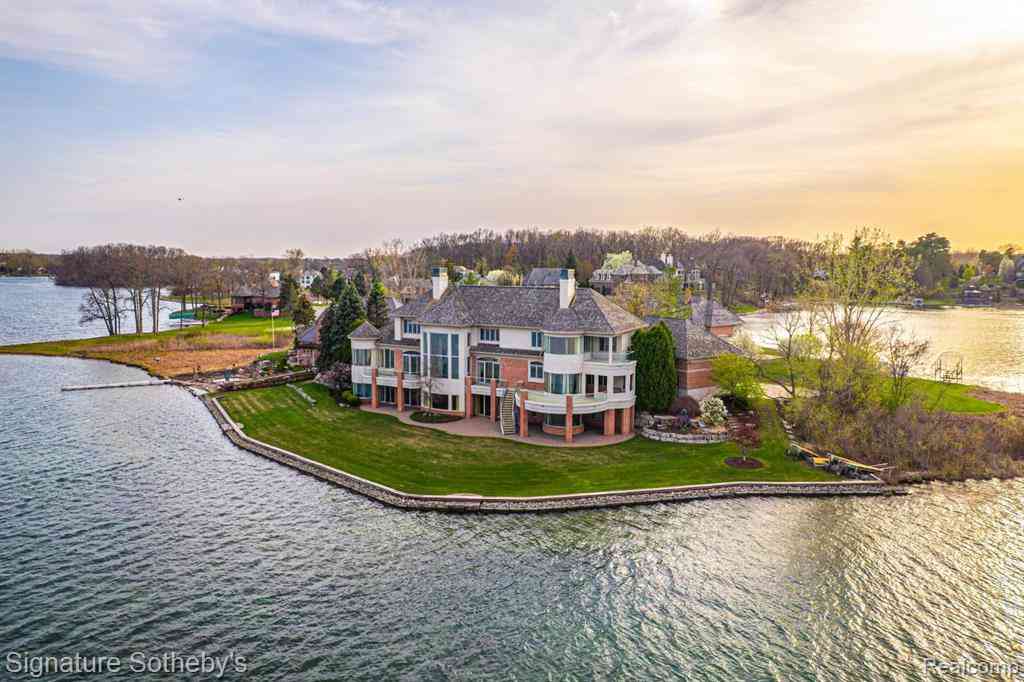 Homes For Sale - 82 Chateaux Du Lac  <br/> Fenton, MI 48430