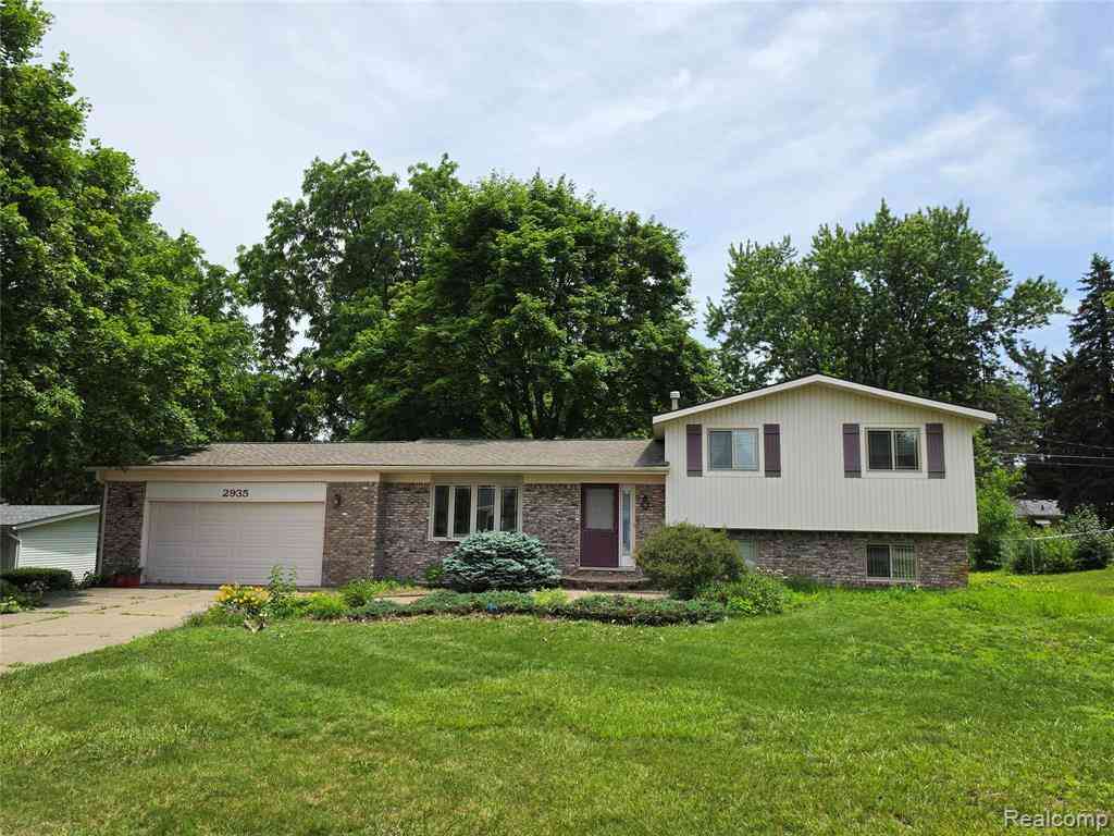 Homes For Sale - 2935 Shawnee Lane <br/> Oakland County, Waterford, MI 48329