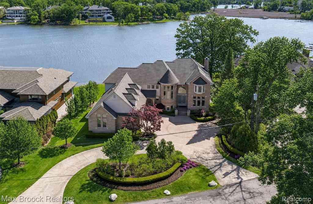 Homes For Sale - 1832 Long Lake Shore Drive <br/> Oakland County, Bloomfield Hills, MI 48302