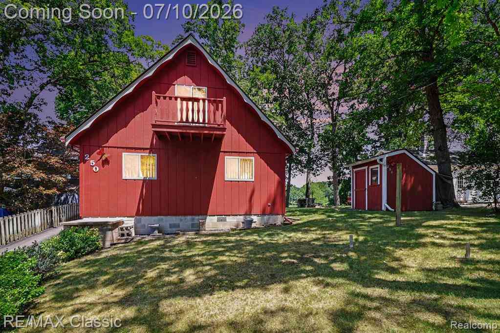 Homes For Sale - 250 E Canyon Drive <br/> Oakland County, Milford, MI 48380