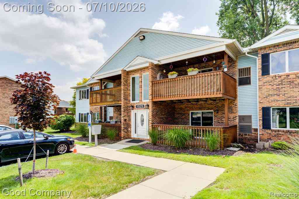 Condo For Sale - 1525 Harbour Court  #73<br/> Trenton, MI 48183