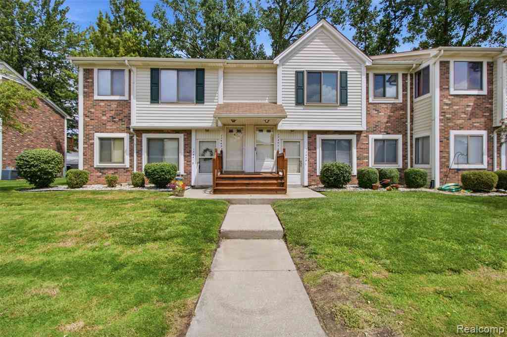 Condo For Sale - 17447 Utica Oaks Lane <br/> Roseville, MI 48066