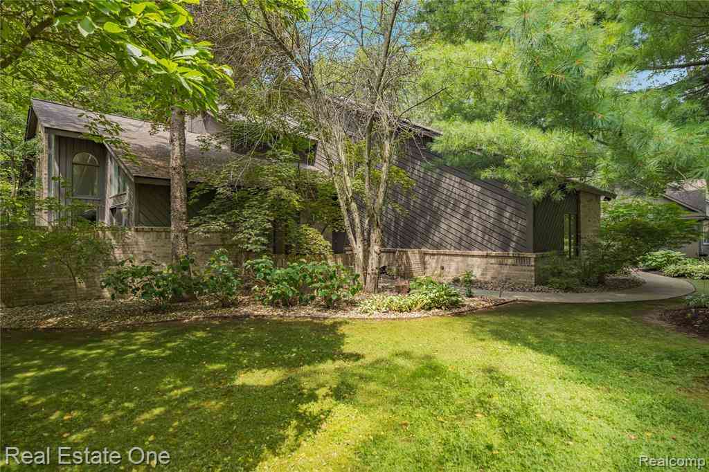 Homes For Sale - 3660 Loch Bend Drive <br/> Commerce Twp, MI 48382