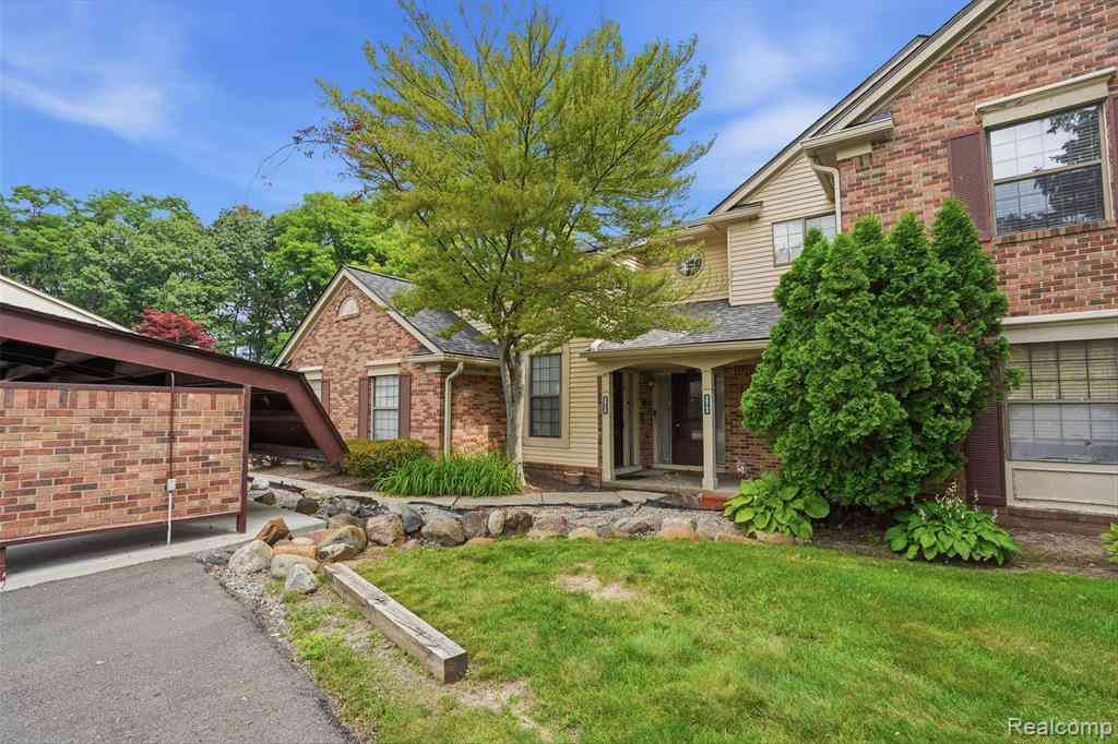 Condo For Sale - 29726 Pine Ridge Circle <br/> Oakland County, Farmington Hills, MI 48331