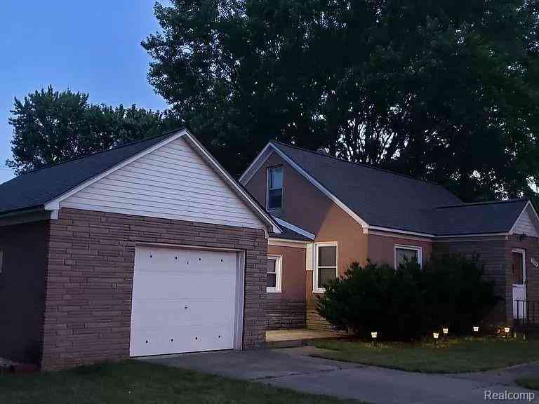 Homes For Rent - 2111 W 14 Mile Road <br/> Royal Oak, MI 48073