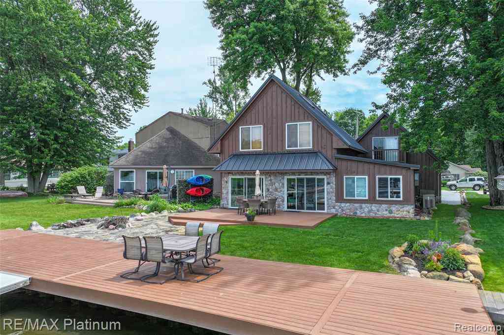 Homes For Sale - 3154 Ponemah Drive <br/> Fenton, MI 48430
