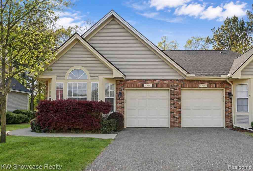 Condo For Sale - 1021 Willowood Court Court <br/> Genesee County, Fenton, MI 48430