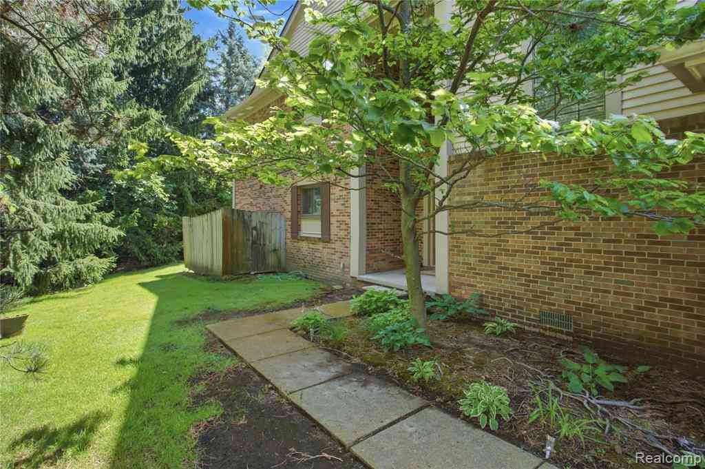 Condo For Sale - 37091 Kirkshire Court <br/> Farmington Hills, MI 48331