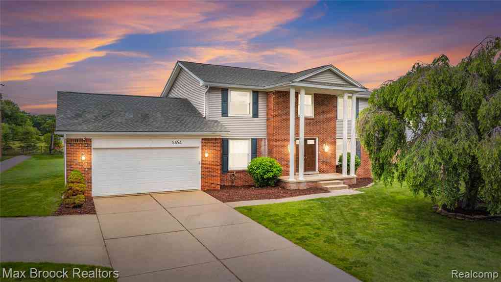 Homes For Sale - 5494 Centerbrook Drive <br/> West Bloomfield, MI 48322