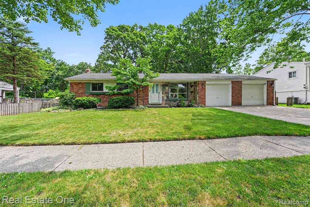 Homes For Sale - 2711 Red Arrow Drive <br/> Oakland County, Commerce Twp, MI 48382