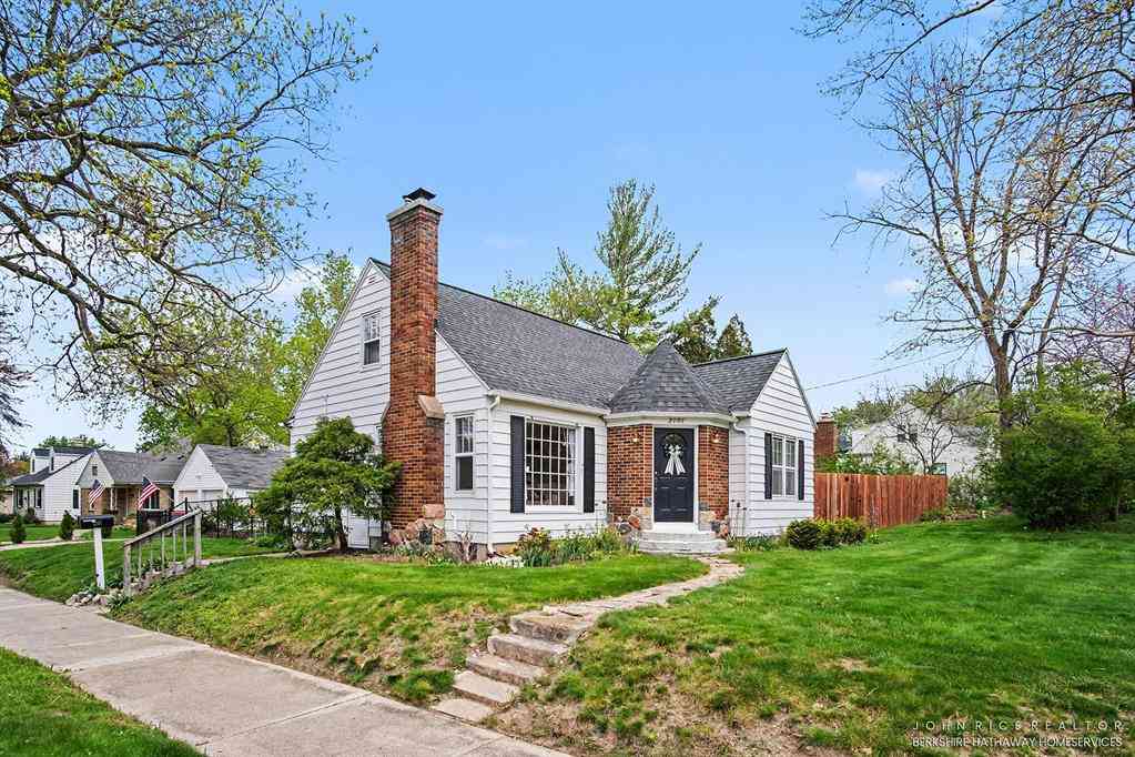 Homes For Sale - 2101 Boston Street Se SE<br/> Grand Rapids, MI 49506