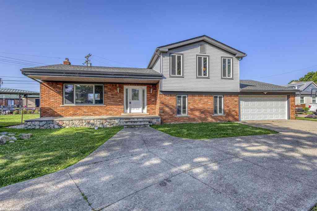 Homes For Sale - 22770 Worthington Ct Court <br/> Macomb County, Saint Clair Shores, MI 48081