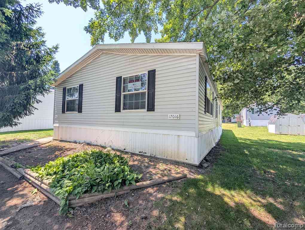 Homes For Sale - 17016 Sleepy Hollow Boulevard <br/> Holly, MI 48442