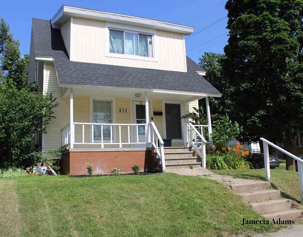 Homes For Sale - 832 College Avenue Ne NE<br/> Grand Rapids, MI 49503
