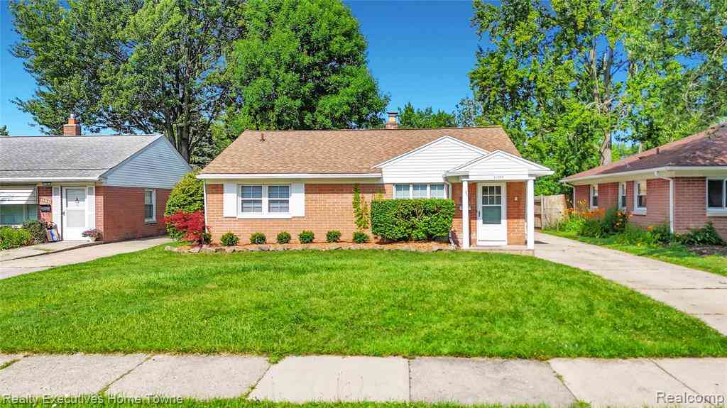 Homes For Sale - 11205 W Clements Circle <br/> Wayne County, Livonia, MI 48150