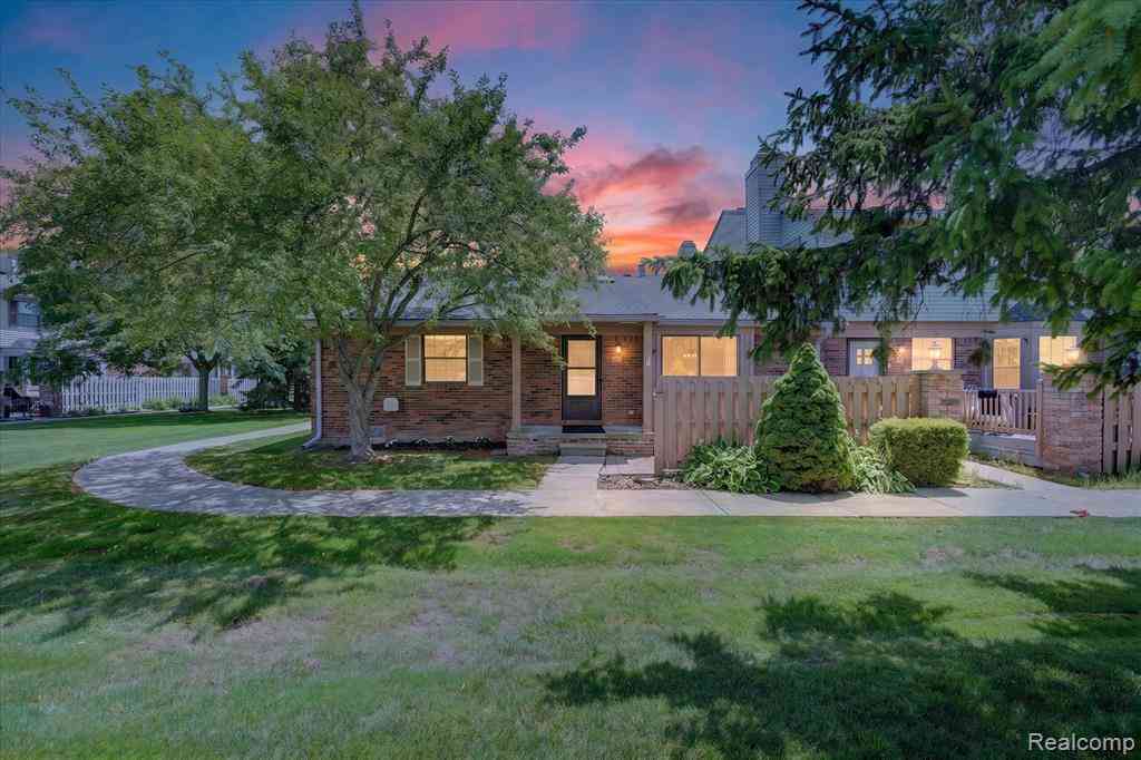 Condo For Sale - 43628 W Arbor Way Drive  #103<br/> Wayne County, Canton, MI 48188