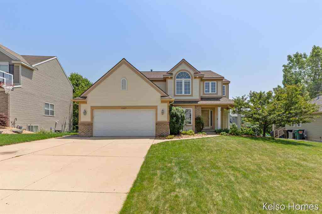 Homes For Sale - 2222 Beatrice Drive Ne NE<br/> Grand Rapids, MI 49505