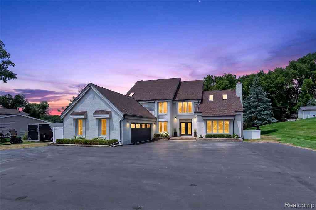 Homes For Sale - 5136 Commerce Road <br/> West Bloomfield, MI 48324