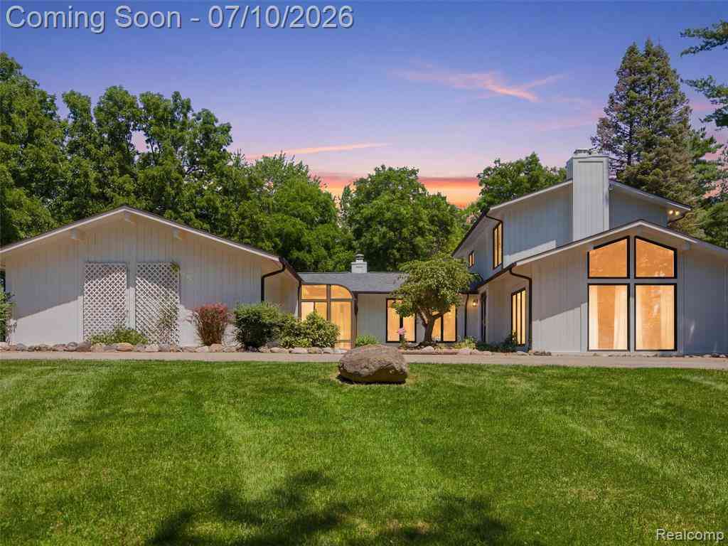 Homes For Sale - 670 W Snell Road <br/> Rochester, MI 48306