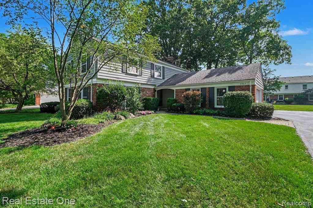 Homes For Sale - 5963 Barnstable Court <br/> West Bloomfield, MI 48322