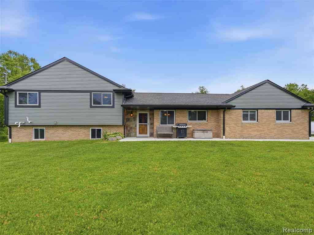 Homes For Sale - 8620 Joey Drive <br/> Pinckney, MI 48169