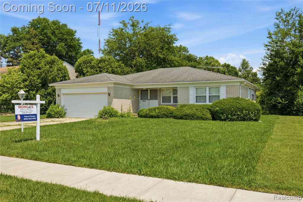 Homes For Sale - 25760 Southwood Drive <br/> Southfield, MI 48075