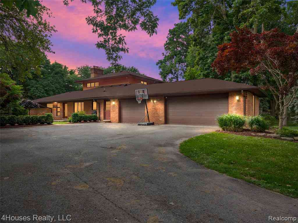 Homes For Sale - 5717 Sussex Drive <br/> Troy, MI 48098