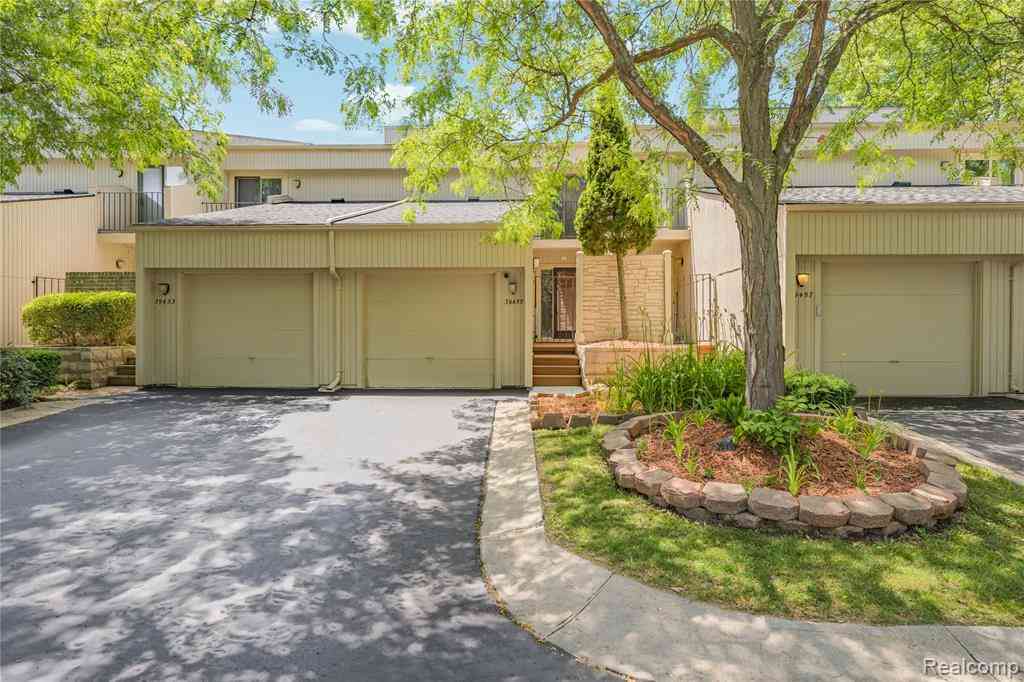 Condo For Sale - 39455 Country Lane <br/> Oakland County, Novi, MI 48375