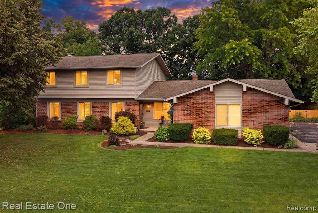 Homes For Sale - 10947 Arbour Drive <br/> Livingston County, Brighton, MI 48114