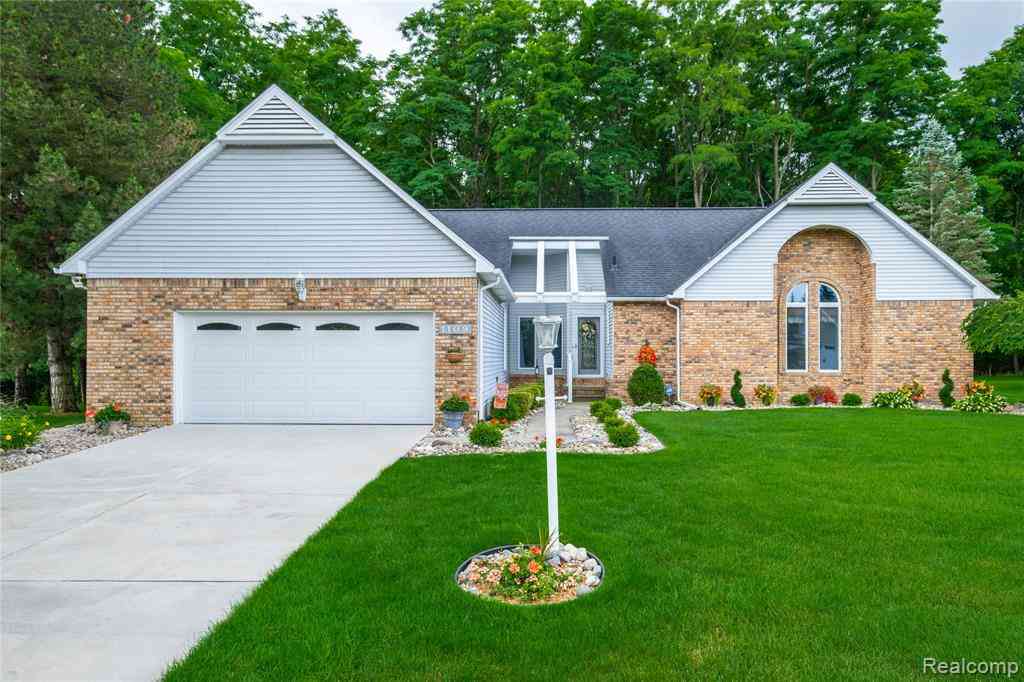 Homes For Sale - 1109 S Lake Valley Drive <br/> Fenton, MI 48430