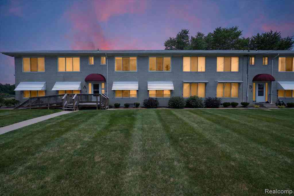Condo For Sale - 27094 Sandy Hill Lane <br/> New Hudson, MI 48165