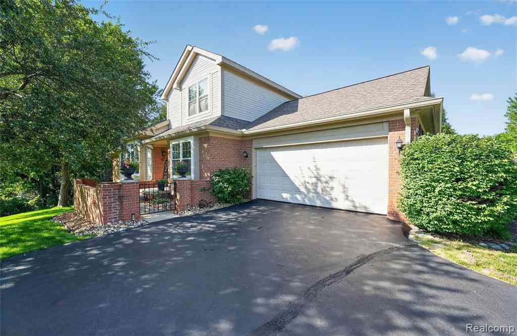 Condo For Sale - 10301 Golfside Drive <br/> Grand Blanc, MI 48439
