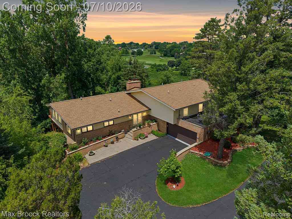 Homes For Sale - 1808 Moors Court <br/> Bloomfield Hills, MI 48302